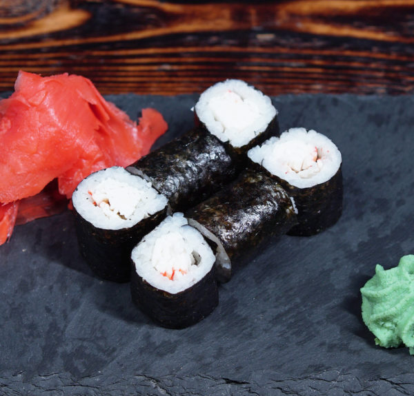 Ролл с крабовой палочкой
